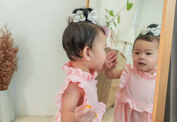 Mirror Play: A Fun & Engaging Activity for Babies